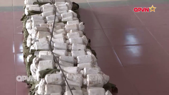 Cận cảnh dây thuốc nổ được tên lửa kéo thao nhằm tạo tính năng phá vật cản, "thông" cửa mở của thiết bị FMV-B1. Nguồn ảnh: QPVN.