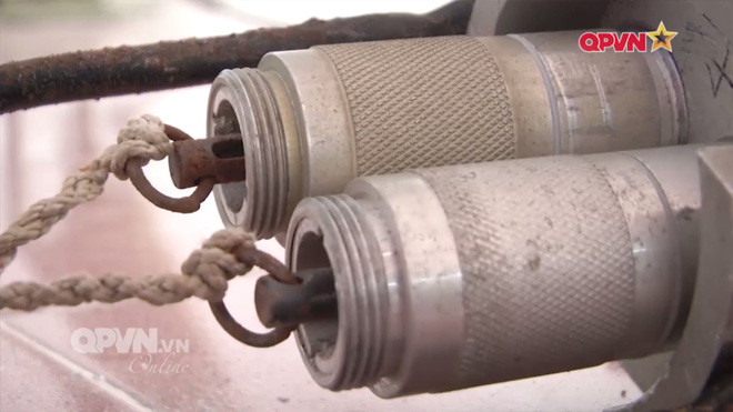 Khi khai hoả, giá phóng sẽ cố định góc phóng của tên lửa, tên lửa sẽ được kích hoạt để kéo theo dây thuốc nổ cùng ngòi nổ cháy chậm. Nguồn ảnh: QPVN.