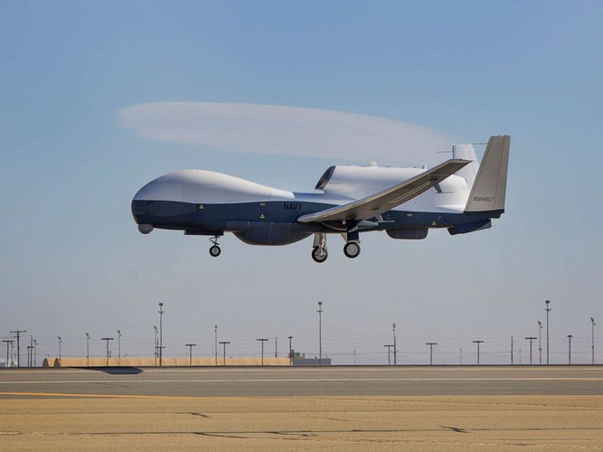 Máy bay trinh sát không người lái MQ-4C Triton được phát triển trong khuôn khổ chương trình Giám sát biển khu vực rộng BAMS (Broad Area Maritime Surveillance), do hải quân Hoa Kỳ ký với Công ty Northrop Grumman (Mỹ) nghiên cứu, chế tạo, với trị giá hợp đồng lên đến hơn 1,2 tỉ USD.