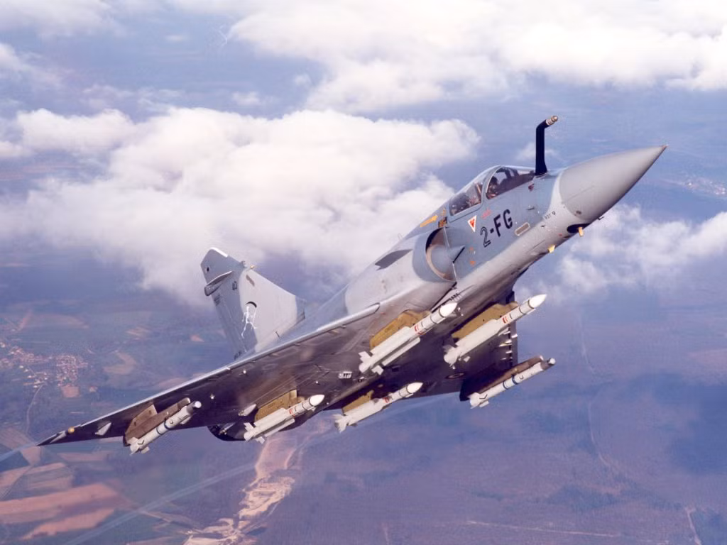 Có tên đầy đủ là Dassault Mirage-2000, đây là loại phản lực chiến đấu một động cơ thế hệ bốn được thiết kế để trở thành tiêm kích đa năng. Nguồn ảnh: Airfighter.
