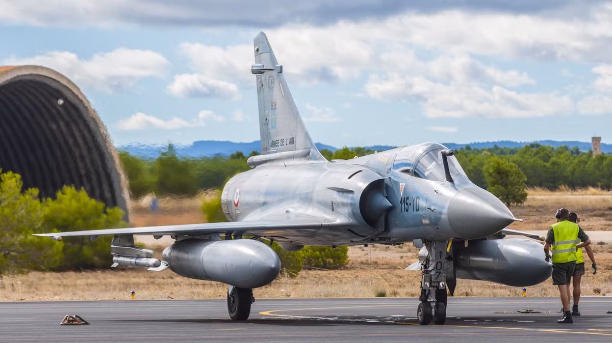 Khả năng mang vũ khí của Mirage-2000 cũng rất đáng nể, tối đa loại chiến đấu cơ này có thể mang theo được tới 6 tấn vũ khí với 9 giá treo dưới thân và bụng. Nguồn ảnh: Airfighter.