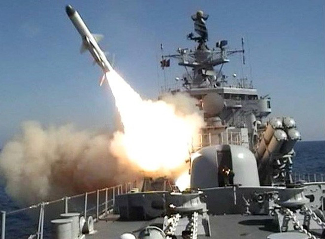 Không thể không kể đến sát thủ diện hạm Kh-35. Từ giữa tháng 2/2012, hãng thông tấn RIA của Nga đã cho biết nước này và Việt Nam đã hợp tác để nghiên cứu một loại tên lửa chống hạm mới dựa trên phiên bản Kh-35 Uran-E. Nguồn ảnh: Pinterest.