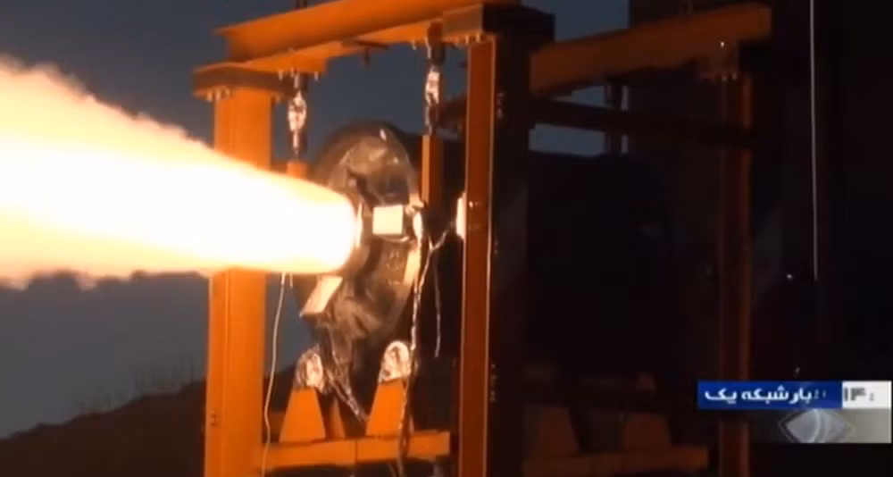 Động cơ đẩy của tên lửa Raad-500 được thử nghiệm trên bãi phóng. Nguồn ảnh: Livejournal.