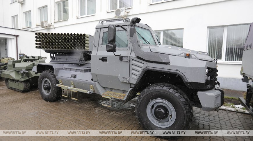 Toàn bộ cơ cấu phóng được đặt trên khung gầm của xe tải bọc thép Asilak 4x4 cho phép khả năng vượt địa hình tốt. Khoảng sáng gầm xe cũng giúp Asilak vượt qua được nhiều vật cản khi hành quân dã chiến. Nguồn ảnh: BMPD.