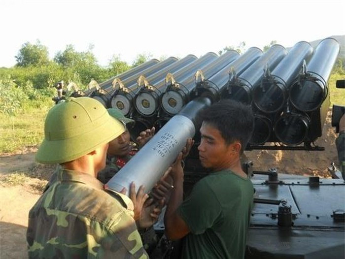 Mặc dù vậy, các tổ hợp BM-14 và BM-21 của Việt Nam đều có cỡ nòng lớn hơn nhiều so với tổ hợp pháo phản lực phóng loạt Flute mà Belarus vừa mới giới thiệu. Nguồn ảnh: QDND.