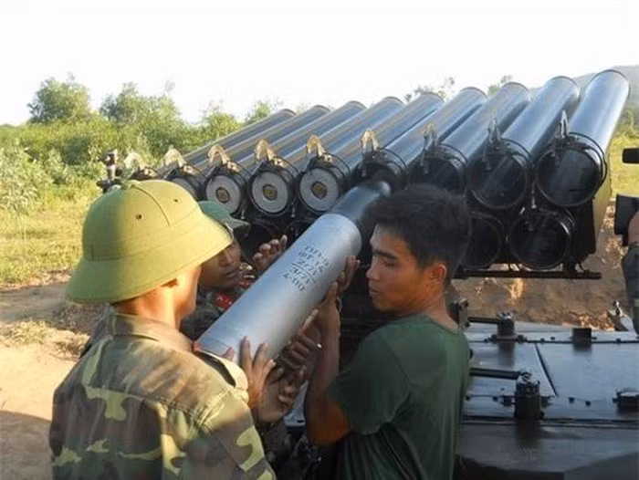 Mặc dù vậy, các tổ hợp BM-14 và BM-21 của Việt Nam đều có cỡ nòng lớn hơn nhiều so với tổ hợp pháo phản lực phóng loạt Flute mà Belarus vừa mới giới thiệu. Nguồn ảnh: QDND.