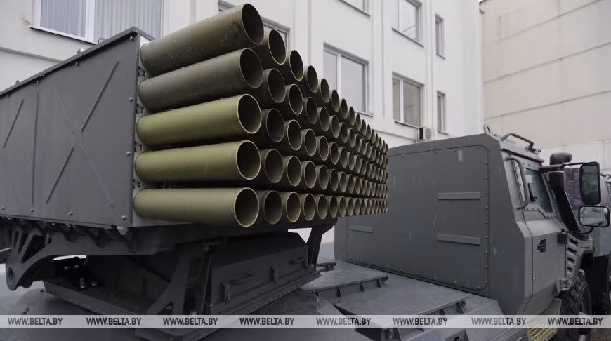 Theo các thông tin được Belarus đăng tải, tổ hợp Flute sẽ được trang bị hệ thống bắn tự động kèm theo hệ thống dẫn đường vệ tinh. Hai hệ thống này khi kết hợp sẽ cho phép phóng đạn phản lực với độ chính xác cao dù bản thân đạn phản lực của Flute là loại không dẫn đường. Nguồn ảnh: BMPD.
