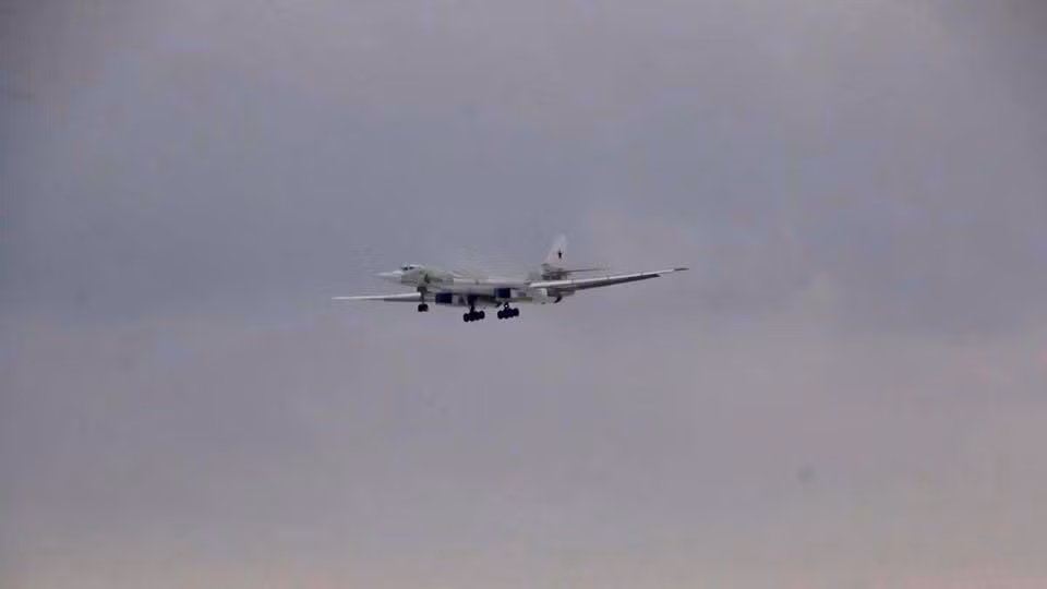 Mặc dù chuyến bay chỉ kéo dài 30 phút và máy bay Tu-160M chỉ đạt cao độ tối đa 1,5 km nhưng các chuyên gia đều khẳng định, đây là một tín hiệu rất tốt trong nỗ lực từng bước hoàn thiện phiên bản nâng cấp Tu-160M rất lợi hại này. Nguồn ảnh: Rumil.