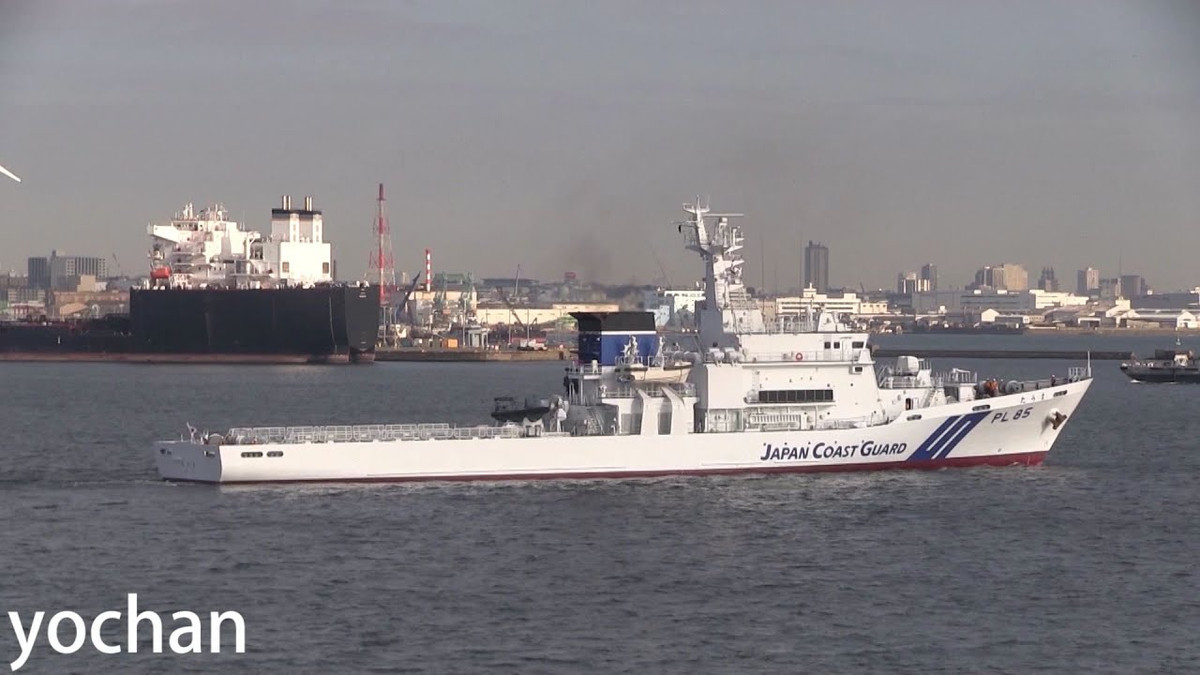 Kunigami có chiều dài 96,6 mét, lườn rộng 11,5 mét và mớm nước 5,2 mét. Tàu được trang bị hai động cơ điện - diesel với hai trục dẫn động, tốc độ cao nhất có thể lên tới 25 hải lý giờ tương đương 46 km/h. Nguồn ảnh: Livejournal.