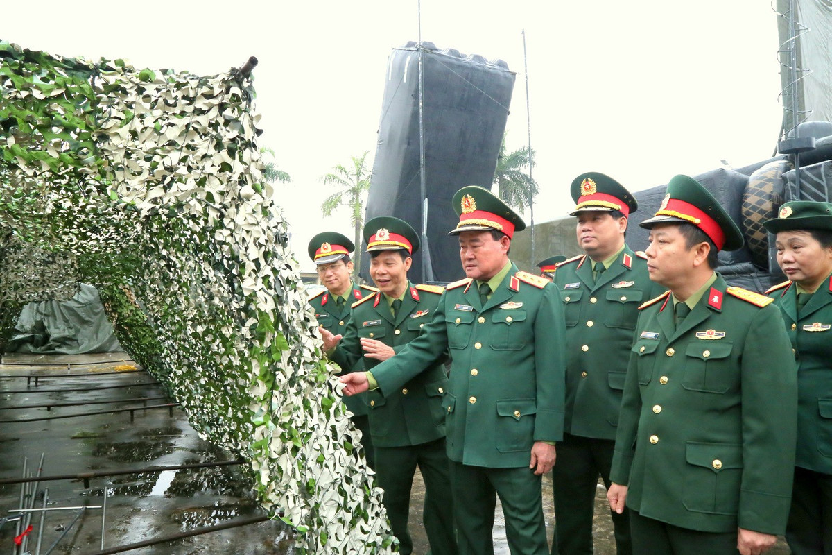 Các "đội quân ma" của Mỹ sử dụng các hoạ sĩ để có thể vẽ, tạo hình xe tăng trên những tấm gỗ ép để nghi binh đối phương về một trận địa giả, qua đó bảo toàn bí mật cũng như an toàn của một trận địa thật trong khu vực khác. Nguồn ảnh: CtyTNHH76.