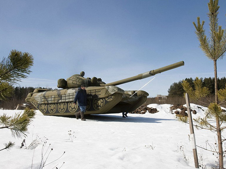 Với các công nghệ do thám hiện đại ngày nay như từ máy bay không người lái hoặc từ ảnh chụp vệ tinh, việc nguỵ trang bằng vũ khí bơm hơi vẫn mang lại hiệu quả khá lớn. Nguồn ảnh: Rumil.