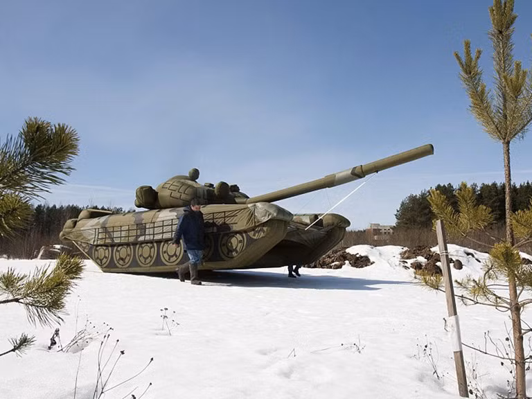 Với các công nghệ do thám hiện đại ngày nay như từ máy bay không người lái hoặc từ ảnh chụp vệ tinh, việc nguỵ trang bằng vũ khí bơm hơi vẫn mang lại hiệu quả khá lớn. Nguồn ảnh: Rumil.