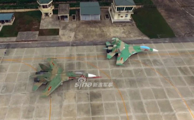 Nhìn từ trên cao, khó có thể phân biệt được đây là vũ khí giả hay thật. Nguồn ảnh: Sina.