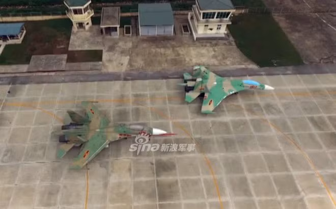 Nhìn từ trên cao, khó có thể phân biệt được đây là vũ khí giả hay thật. Nguồn ảnh: Sina.