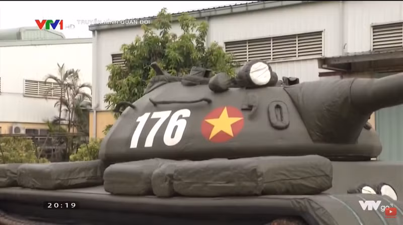 Một phiên bản xe tăng T-55 với kích thước thật, kèm theo đó là quốc huy gắn trên tháp pháo y như thật. Nguồn ảnh: VTVgo.