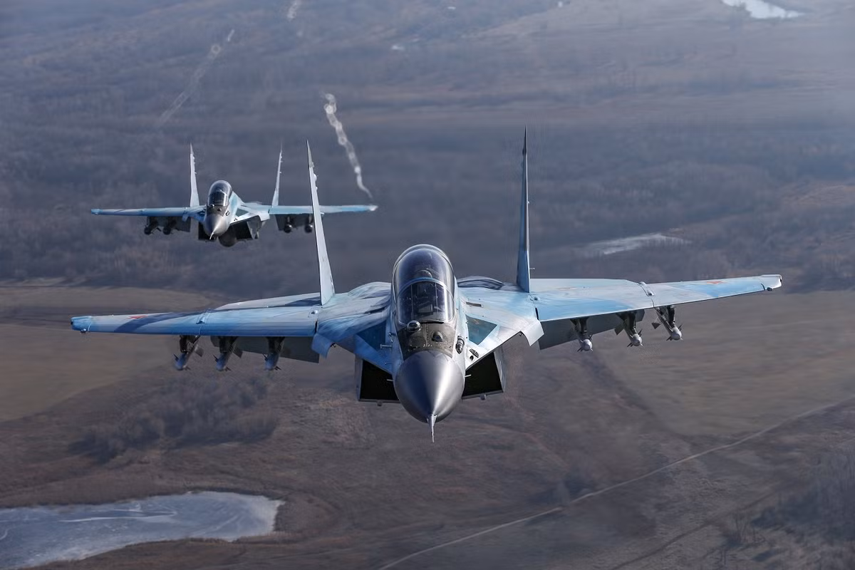 MiG-35 hay còn có tên NATO là Fulcrum Foxtrot - là kiểu tiêm kích đa năng mới nhất thuộc dòng MiG-29. Loại chiến đấu cơ này từng được kỳ vọng là mặt hàng xuất khẩu chủ lực của Nga trong quá khứ bên cạnh với các tiêm kích Su-30 của Sukhoi. Nguồn ảnh: Rumil.