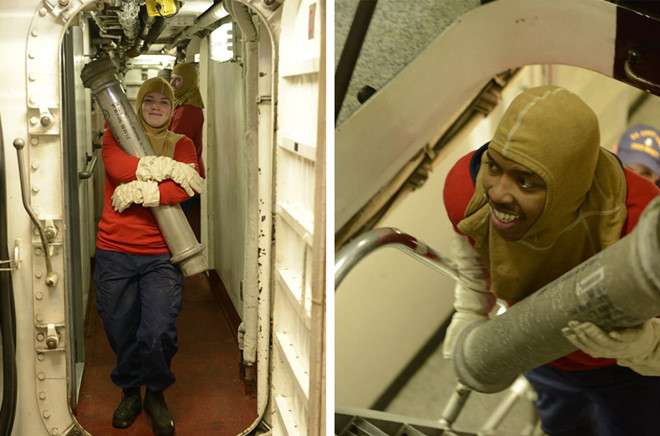 Thủy thủ đoàn trên tàu John Midgett mang đạn ra khỏi tàu trước khi cơ cấu vũ khí được tháo bỏ. Nguồn ảnh: John Midgett.