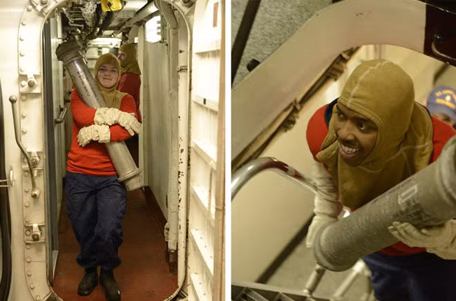 Thủy thủ đoàn trên tàu John Midgett mang đạn ra khỏi tàu trước khi cơ cấu vũ khí được tháo bỏ. Nguồn ảnh: John Midgett.