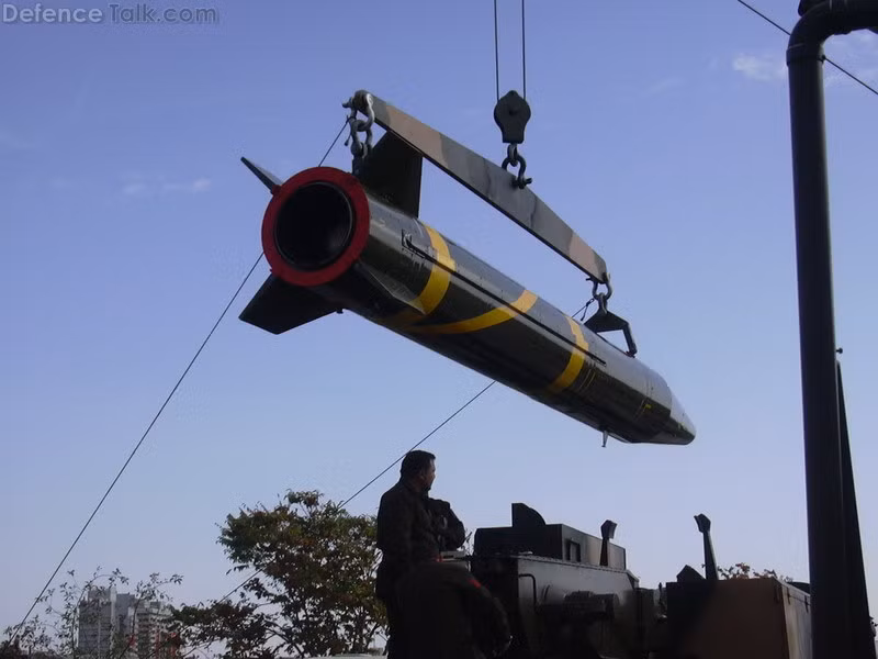 Tên lửa sử dụng dẫn đường bằng quán tính nên có độ chính xác không quá cao. Độ lệch tâm khi phóng ở khoảng cách tối đa của J-600T Yildirim lên tới 150 mét. Nguồn ảnh: Rumil.