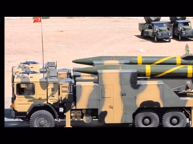 Tùy từng phiên bản mà tầm bắn của J-600T Yildirim có thể giao động từ 150 km cho tới tối đa 900 km. Phiên bản mới nhất của J-600T với tầm bắn lên tới gần 1000 km chính là nỗi lo sợ của Nga và các quốc gia láng giềng với Thổ Nhĩ Kỳ. Nguồn ảnh: Rumil.