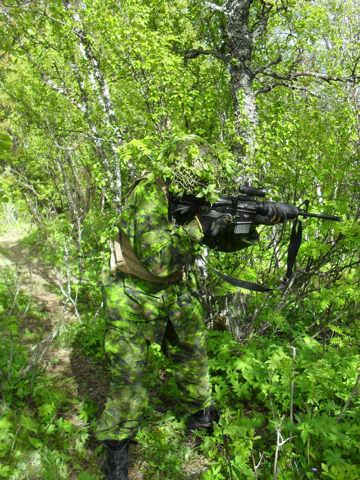 Nhiều lực lượng đặc nhiệm trên thế giới thậm chí còn in cả màu ngụy trang digital này lên vũ khí để tăng tối đa hiệu quả ẩn nấp của người lính khi tác chiến. Nguồn ảnh: Pinterest.