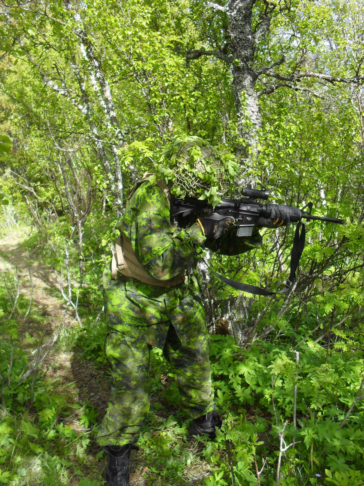 Nhiều lực lượng đặc nhiệm trên thế giới thậm chí còn in cả màu ngụy trang digital này lên vũ khí để tăng tối đa hiệu quả ẩn nấp của người lính khi tác chiến. Nguồn ảnh: Pinterest.