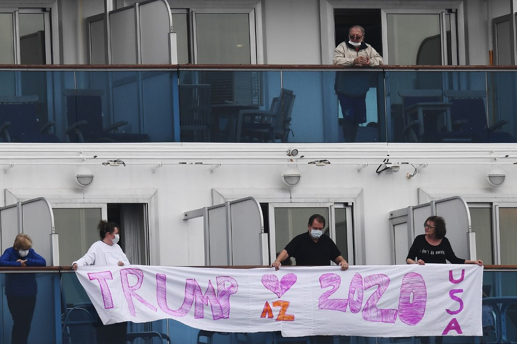 "Nhằm hoàn thành trách nhiệm của chính phủ đối với công dân theo đúng pháp luật và quy định, cũng như giảm gánh nặng cho hệ thống y tế Nhật Bản, với tinh thần thận trọng, chính phủ Mỹ khuyến cáo công dân rời tàu và trở về Mỹ để tiếp tục giám sát", thư của Đại sứ quán Mỹ nhấn mạnh. Ảnh: AFP.