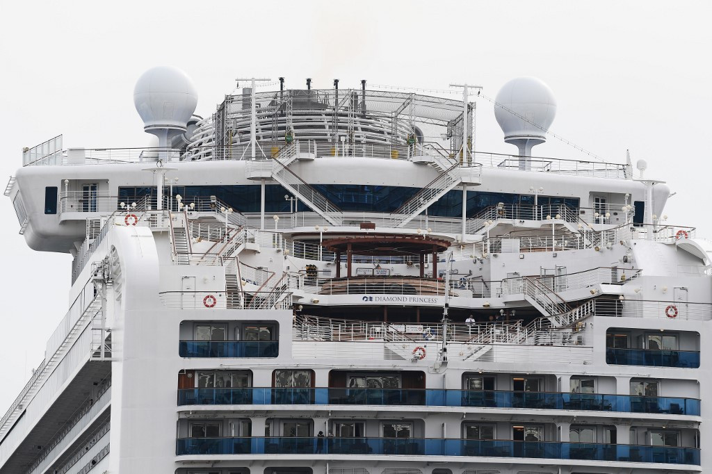 Nhật Bản thông báo sẽ hợp tác với mọi quốc gia và vùng lãnh thổ muốn đưa người sơ tán khỏi tàu Diamond Princess. Trên tàu còn khoảng 3.400 hành khách và thủy thủ đoàn. Những người mắc bệnh và hành khách trên 80 tuổi đã được đưa lên đất liền. Ảnh: AFP.