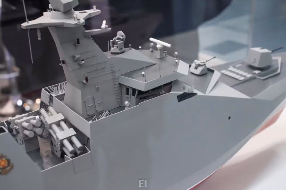 Phiên bản thứ hai cũng không có mấy khác biệt so với phiên bản kể trên, điểm khác biệt đáng kể duy nhất tới từ phần nhà chứa trực thăng và hệ thống ngư lôi. Nguồn ảnh: @Duy Lê.