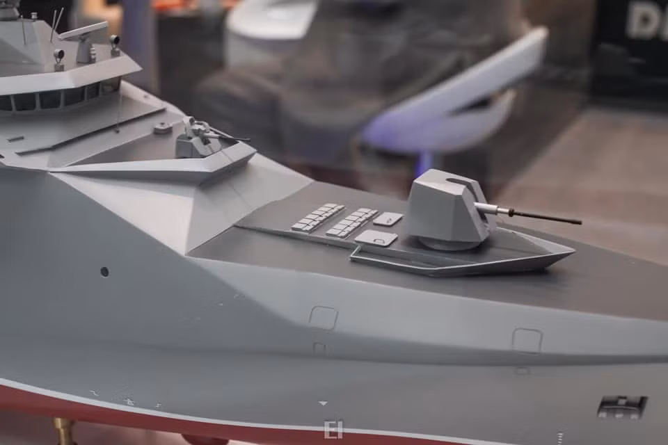 Hà Lan từng mang hai thiết kế của tàu Sigma 9814 tới trưng bày ở Hà Nội. Trong ảnh: Hệ thống hải pháo của tàu Sigma 9814 cùng với các giếng phóng tên lửa thẳng đứng được bố trí ở khoang trước của tàu. Nguồn ảnh: @Duy Lê.