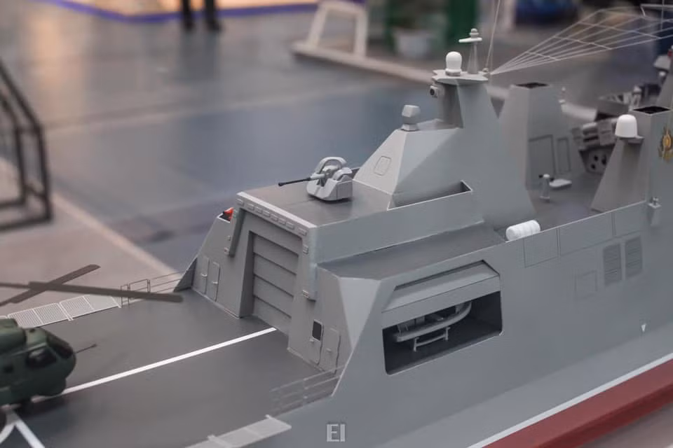 Bên trên nhà chứa trực thăng là một pháo 20mm Danel GI-2 hoặc GIAT M693. Nguồn ảnh: @Duy Lê.