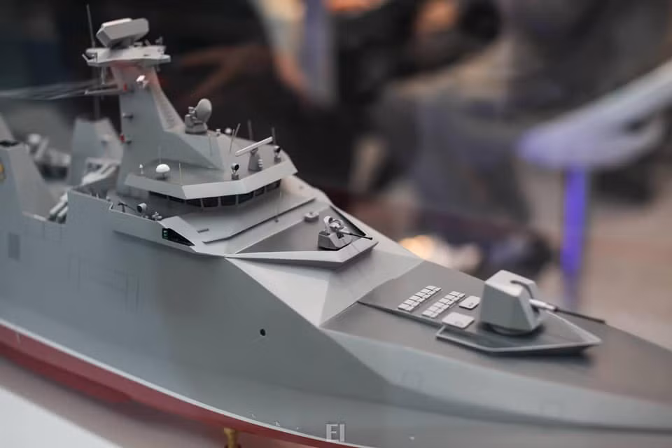 Cũng theo nhà sản xuất của phía Hà Lan, tàu Sigma 9814 được xếp loại khinh hạm với độ giãn nước 2150 tấn, mớn nước tối đa 3,75 mét. Nguồn ảnh: @Duy Lê.