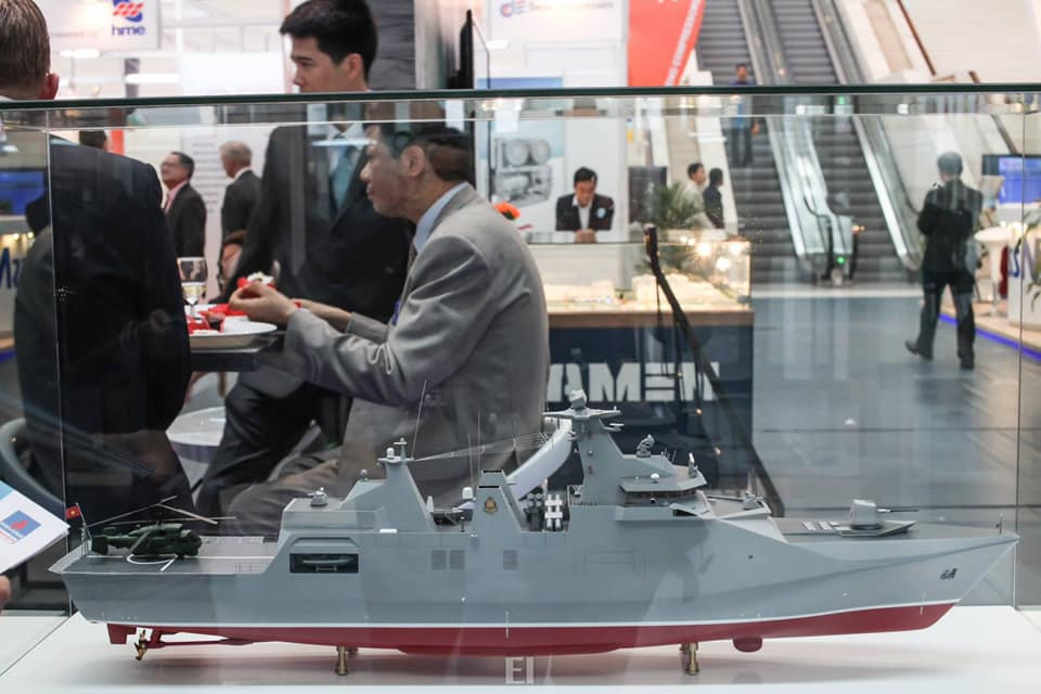 Ngoài ra ở hai bên mạn tàu còn được trang bị 2 cụm phóng ngư lôi, mỗi cụm bao gồm ba ống phóng ngư lôi cỡ 324mm. Nguồn ảnh: @Duy Lê.