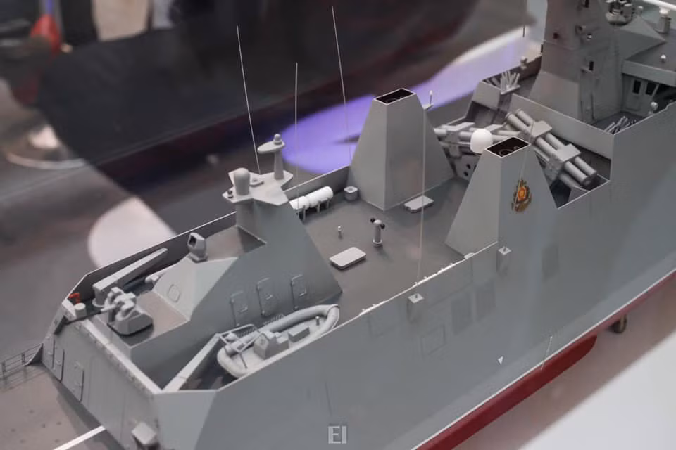 Phiên bản thứ hai này đã cắt bỏ bớt đi cụm ngư lôi được đặt bên lườn tàu như ở phiên bản trước. Nguồn ảnh: @Duy Lê.