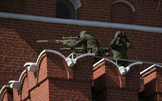 Súng tỉa T-5000 có tầm bắn trên 2,3km, đạt độ chính xác cao ở khoảng cách xa. Súng sở hữu độ giật thấp, độ nặng cò súng có thể thay đổi, trang bị hệ thống kính ngắm và nòng súng được phủ vật liệu bí mật để đảm bảo độ chính xác.