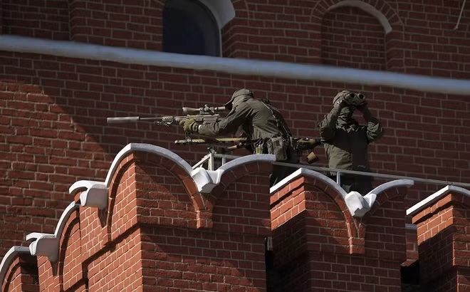 Súng tỉa T-5000 có tầm bắn trên 2,3km, đạt độ chính xác cao ở khoảng cách xa. Súng sở hữu độ giật thấp, độ nặng cò súng có thể thay đổi, trang bị hệ thống kính ngắm và nòng súng được phủ vật liệu bí mật để đảm bảo độ chính xác.