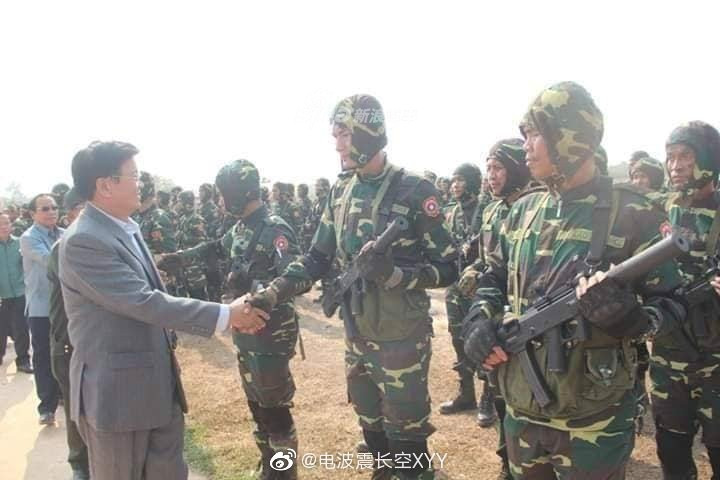 Trong những hình ảnh mới nhất về lực lượng đặc nhiệm dù của Lào vừa được "lên sóng", có sự xuất hiện của khẩu súng tiểu liên JS 9 do Trung Quốc sản xuất. Nguồn ảnh: Sina.