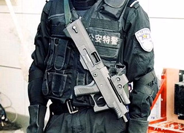 Khẩu súng này cũng còn được biết tới với cái tên CS/LS2 và được sản xuất bởi tập đoàn công nghiệp quốc phòng Trùng Khánh. Nguồn ảnh: Sina.