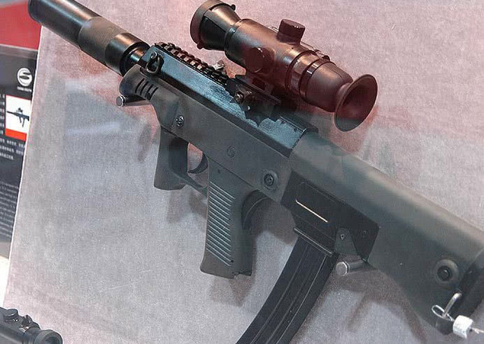 Ưu điểm của súng tiểu liên JS 9mm đó là nó có trọng lượng cực kỳ nhẹ, chỉ 2 kg với chiều dài 450mm trong đó phần nòng nóng lên tới 250mm. Nguồn ảnh: Sina.