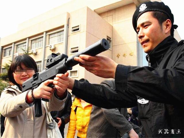 Khẩu súng này thường được thấy xuất hiện với phiên bản gắn kèm ống giảm thanh. Ở phiên bản này, tốc độ bắn của súng được giữ nguyên như sơ tốc đầu nòng giảm và tầm bắn cũng giảm theo. Nguồn ảnh: Sina.