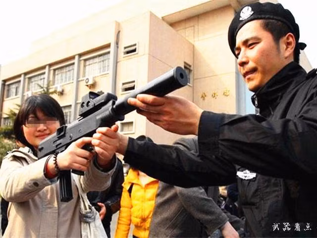 Khẩu súng này thường được thấy xuất hiện với phiên bản gắn kèm ống giảm thanh. Ở phiên bản này, tốc độ bắn của súng được giữ nguyên như sơ tốc đầu nòng giảm và tầm bắn cũng giảm theo. Nguồn ảnh: Sina.