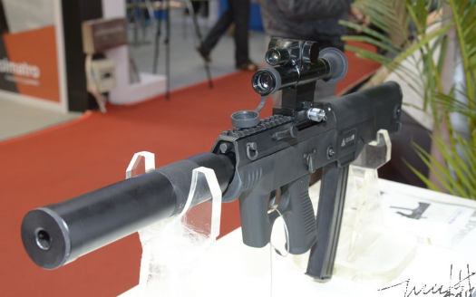 Sỡ dĩ có được thiết kế nhỏ gọn và chiều dài nòng súng lớn này là do JS 9mm sử dụng thiết kế kiểu Bullpup với hộp tiếp đạn nằm ở phía sau tay cầm. Nguồn ảnh: Sina.