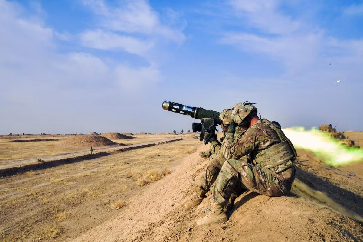 Cách thức bắn của Javelin rất khác biệt, thay vì bay thẳng vào mục tiêu như nhiều loại tên lửa khác, Javelin sau khi bay xa khỏi xạ thủ sẽ bay vọt lên không và đâm xuống mục tiêu theo chiều từ trên xuống. Nguồn ảnh: Journal.