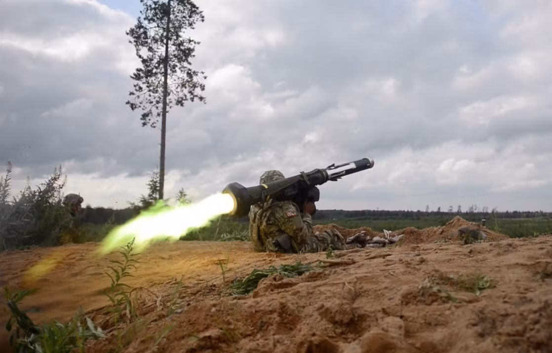 Bất chấp những lời chê bai của Ukraine, tên lửa FGM-148 Javelin vẫn được coi là loại vũ khí chống tăng hiệu quả bậc nhất thế giới hiện nay. Nguồn ảnh: Journal.