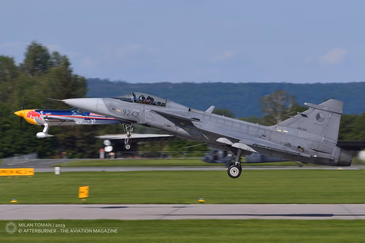 Tuỳ từng phiên bản, tiêm kích JAS-39 sẽ có phi hành đoàn hai người hoặc chỉ một người, được trang bị một động cơ phản lực với trọng lượng cất cánh tối đa 14 tấn. Nguồn ảnh: Sina.