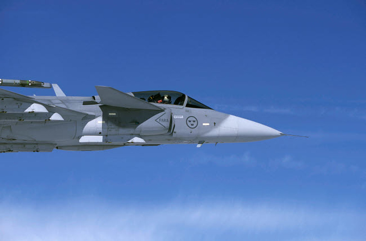 JAS-39 Gripen là loại chiến đấu cơ hạng nhẹ rất nổi tiếng của Thuỵ Điển. Loại máy bay này được chế tạo bởi tập đoàn Saab với sự kết hợp của Erison và Volvo. Nguồn ảnh: Sina.