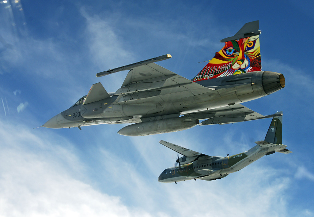 Tốc độ tối đa theo lý thuyết của loại chiến cơ này lên tới Mach 2, bán kính chiến đấu 800 km, trần bay tối đa 15.000 mét và được trang bị khẩu pháo chính cỡ nòng 27mm. Nguồn ảnh: Sina.