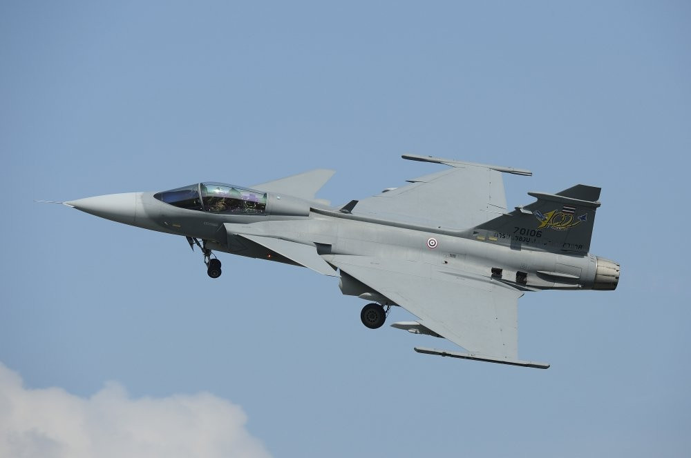 Để khắc phục vấn đề này, Không quân Thái Lan quyết định sẽ đặt mua thêm một chiếc JAS-39 duy nhất từ Thuỵ Điểm vào năm 2023 cho tới năm 2025 để khôi phục năng lực chiến đấu của mình. Nguồn ảnh: Sina.