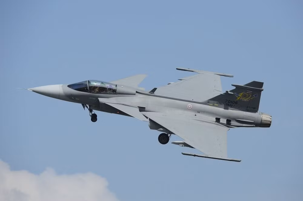 Để khắc phục vấn đề này, Không quân Thái Lan quyết định sẽ đặt mua thêm một chiếc JAS-39 duy nhất từ Thuỵ Điểm vào năm 2023 cho tới năm 2025 để khôi phục năng lực chiến đấu của mình. Nguồn ảnh: Sina.