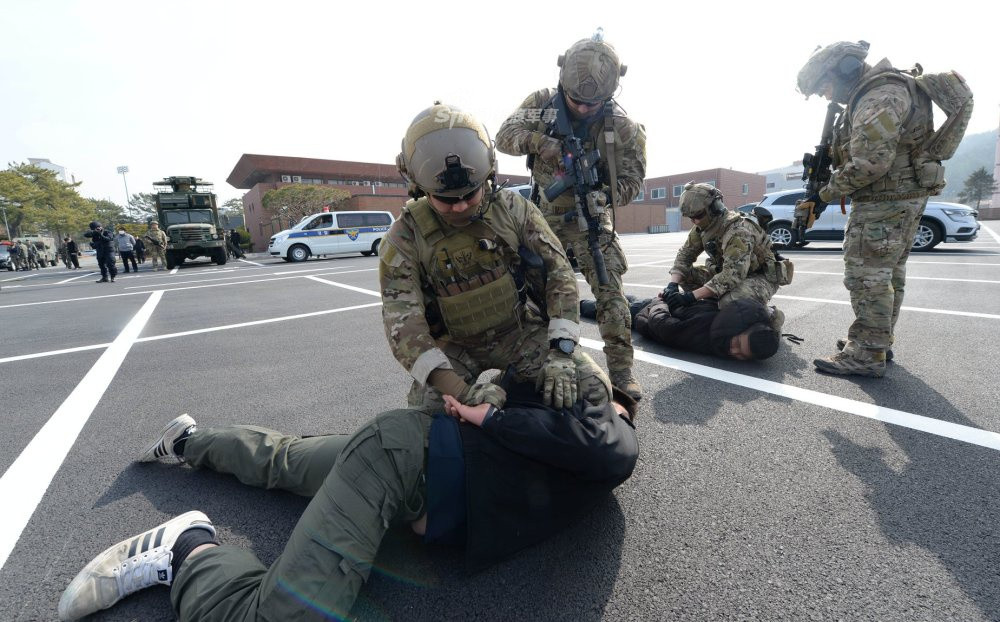 Mặc dù vậy, tình hình dịch bệnh lây lan ở quốc gia này với tốc độ chóng mặt cũng khiến truyền thông Hàn Quốc đặt dấu hỏi rằng liệu cuộc diễn tập này có thực sự cần thiết hay không. Hiện tại, mỗi ngày Hàn Quốc phải công bố số liệu cập nhật các ca nhiệm COVID-19 tới hai lần vì tốc độ tăng quá nhanh. Nguồn ảnh: Sina.